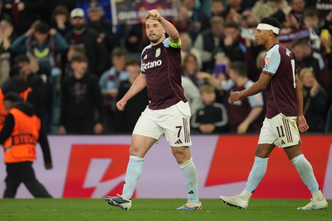 John McGinn lập cú đúp.