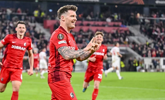 Freiburg vào chung kết Europa League.