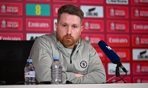 Calum McFarlane lên tiếng bảo vệ các cầu thủ Chelsea.