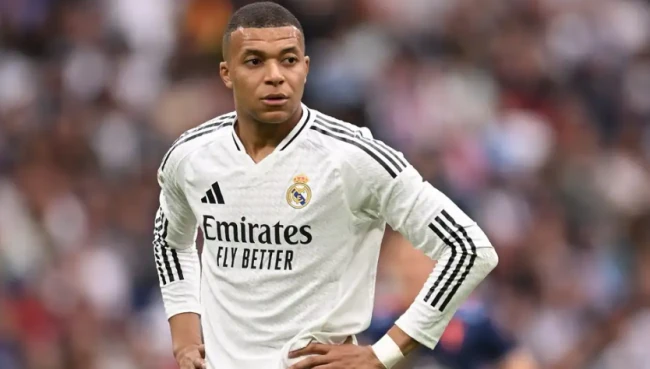 Mbappe lạc lõng trong đội hình Real.
