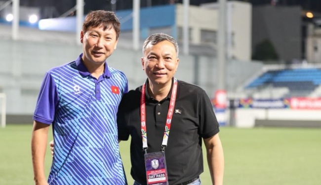 HLV Kim Sang-sik và chủ tịch Trần Quốc Tuấn.
