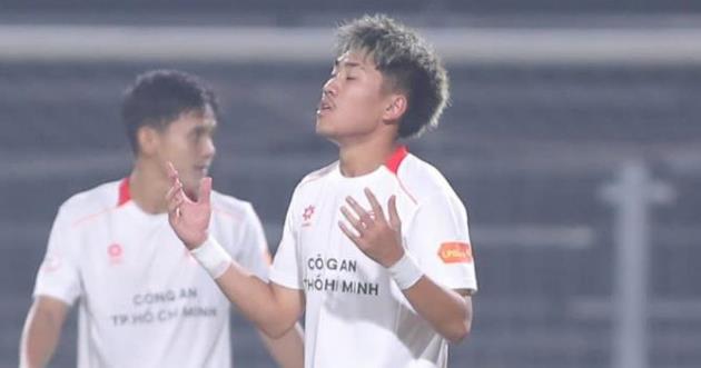 Khoa Ngô thi đấu ở V-League.