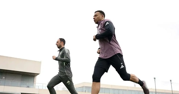 Mbappe trở lại sân tập trước thềm El Clasico.