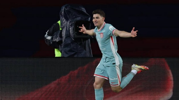 Alvarez đang nằm trong tầm ngắm của Arsenal lẫn Barca.