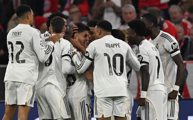 Phòng thay đồ của Real Madrid đang "gà nhà đá nhau".