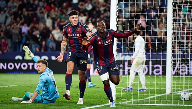 Levante khuất phục Osasuna.