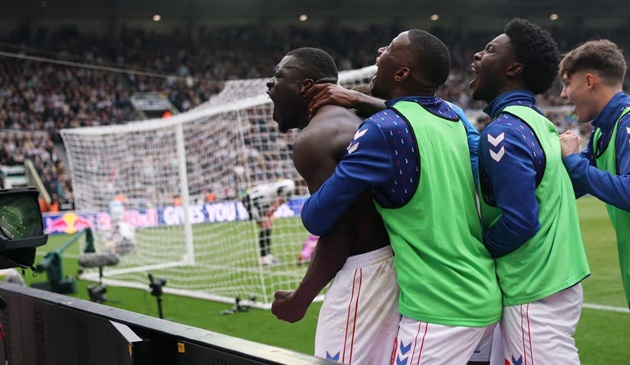 Brobbey ăn mừng bàn thắng quyết định trước Newcastle.