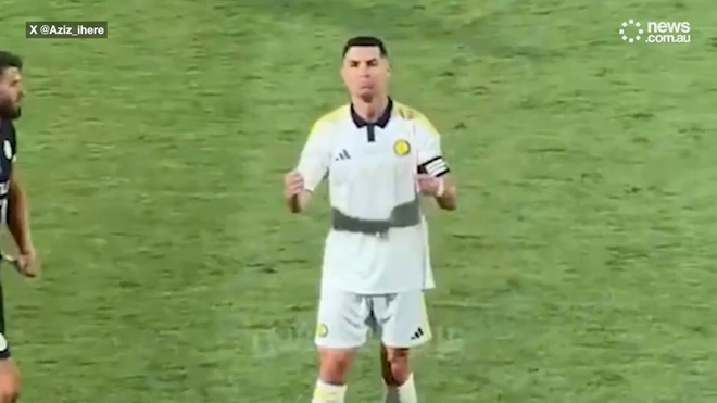 Ảnh bài viết Ronaldo làm "nhạc trưởng" khi bị CĐV hô vang tên Messi