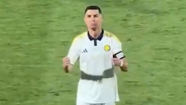 Ảnh bài viết Ronaldo làm "nhạc trưởng" khi bị CĐV hô vang tên Messi