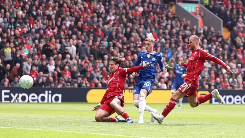 Cole Palmer đưa bóng vào lưới Liverpool nhưng bàn thắng không được VAR công nhận.