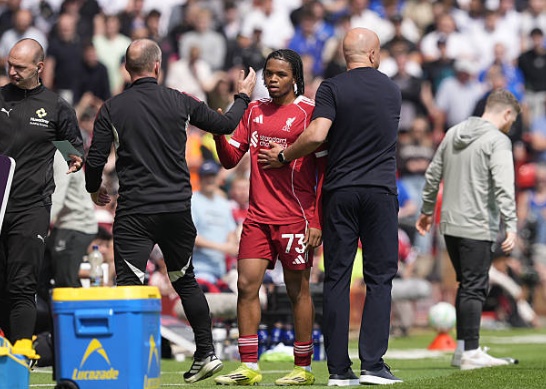 CĐV Liverpool nổi giận khi Slot rút Ngumoha ra ngoài.