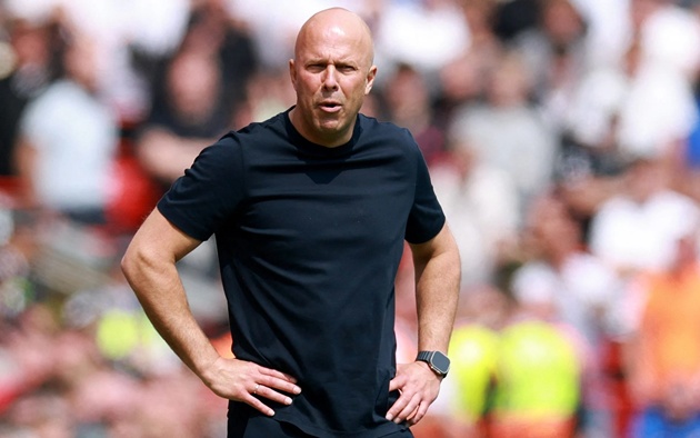 Arne Slot bị la ó sau khi ông thay Ngumoha bằng Isak.