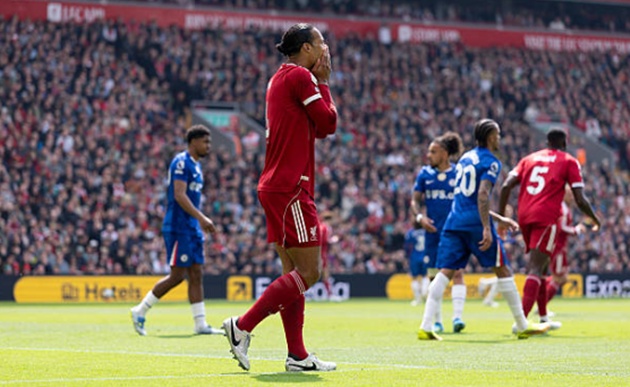 Virgil van Dijk (6.8): Thủ lĩnh hàng phòng ngự chơi ở mức tròn vai. Dù chỉ huy tốt các đồng đội nhưng Van Dijk đáng lẽ phải làm tốt hơn trong pha đánh đầu đầu trận. Cuối hiệp hai, anh một lần nữa gây tiếc nuối khi đưa bóng tìm đến đúng xà ngang.