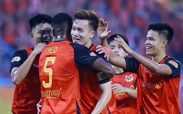Ninh Bình lo lắng vì Hoàng Đức chấn thương.