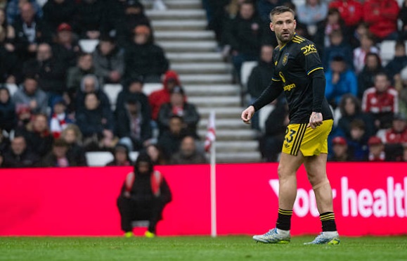 Hậu vệ trái: Luke Shaw (7.4 điểm) Shaw duy trì được sự ổn định cần thiết bên hành lang cánh trái. Anh thi đấu kỷ luật, bọc lót tốt cho các đồng đội và là chốt chặn đáng tin cậy. Dù không tham gia hỗ trợ tấn công quá nhiều do tính chất trận đấu, Shaw vẫn hoàn thành xuất sắc nhiệm vụ phòng ngự của mình.

Tiền vệ trung tâm: Kobbie Mainoo (7.0 điểm) Trong một trận đấu mà Man Utd thiếu kiểm soát, Mainoo tập trung nhiều hơn vào nhiệm vụ đánh chặn và thu hồi bóng. Anh thi đấu khá tròn vai, dù khả năng điều tiết và những đường chuyền xuyên tuyến đặc trưng chưa được thể hiện rõ nét như kỳ vọng.

Tiền vệ trung tâm: Mason Mount (6.9 điểm) Nỗ lực kết nối các tuyến nhưng Mason Mount không để lại quá nhiều dấu ấn đậm nét về mặt chuyên môn. Anh thi đấu nhiệt huyết nhưng thiếu đi sự sắc sảo trong các đường chuyền quyết định. Tấm thẻ vàng phải nhận sau một tình huống phạm lỗi chiến thuật cho thấy sự bế tắc của anh trong trận đấu này.

Tiền vệ cánh phải: Amad Diallo (6.8 điểm) Có khởi đầu khá hứa hẹn với một cú dứt điểm đưa bóng đi chệch cột dọc, tuy nhiên sự hiệu quả của Amad giảm dần theo thời gian. Anh gặp nhiều khó khăn trước lối đá áp sát của Sunderland và điều kiện sân trơn bóng ướt trước khi được thay ra ở hiệp hai.

Tiền vệ tấn công: Bruno Fernandes (7.0 điểm) Đội trưởng của Man Utd thường xuyên rơi vào tình trạng đói bóng khi tuyến dưới bị ép sân. Dù vẫn tung ra một vài đường chuyền sáng tạo, Fernandes tỏ ra khá đơn độc trên hàng công và không thể tạo ra đột biến trước hàng thủ được tổ chức tốt của Sunderland.

Tiền vệ cánh trái: Matheus Cunha (6.9 điểm) Hoạt động xông xáo và suýt chút nữa đã trở thành người hùng ở phút bù giờ với cú dứt điểm hiểm hóc nhưng bị thủ môn đối phương từ chối. Anh thi đấu đầy nỗ lực nhưng tấm thẻ vàng vì lỗi ngã vờ ở cuối trận đã làm giảm đi đôi chút ấn tượng về màn trình diễn của anh.

Tiền đạo trung tâm: Joshua Zirkzee (6.4 điểm) Được trao cơ hội đá chính nhưng Zirkzee đã có một ngày thi đấu thất vọng. Tiền đạo người Hà Lan tỏ ra lạc nhịp trong lối chơi chung, bỏ lỡ một cơ hội đánh đầu thuận lợi và thường xuyên để mất bóng trong các tình huống tranh chấp. Việc phải nhận thẻ vàng và bị thay ra sớm là hệ quả tất yếu của một màn trình diễn kém thuyết phục.