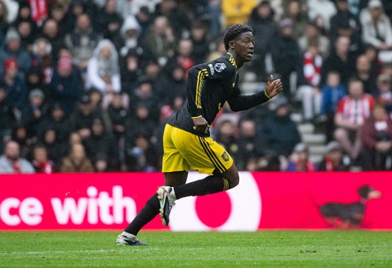 Tiền vệ trung tâm: Kobbie Mainoo (7.0 điểm) Trong một trận đấu mà Man Utd thiếu kiểm soát, Mainoo tập trung nhiều hơn vào nhiệm vụ đánh chặn và thu hồi bóng. Anh thi đấu khá tròn vai, dù khả năng điều tiết và những đường chuyền xuyên tuyến đặc trưng chưa được thể hiện rõ nét như kỳ vọng.

Tiền vệ trung tâm: Mason Mount (6.9 điểm) Nỗ lực kết nối các tuyến nhưng Mason Mount không để lại quá nhiều dấu ấn đậm nét về mặt chuyên môn. Anh thi đấu nhiệt huyết nhưng thiếu đi sự sắc sảo trong các đường chuyền quyết định. Tấm thẻ vàng phải nhận sau một tình huống phạm lỗi chiến thuật cho thấy sự bế tắc của anh trong trận đấu này.

Tiền vệ cánh phải: Amad Diallo (6.8 điểm) Có khởi đầu khá hứa hẹn với một cú dứt điểm đưa bóng đi chệch cột dọc, tuy nhiên sự hiệu quả của Amad giảm dần theo thời gian. Anh gặp nhiều khó khăn trước lối đá áp sát của Sunderland và điều kiện sân trơn bóng ướt trước khi được thay ra ở hiệp hai.

Tiền vệ tấn công: Bruno Fernandes (7.0 điểm) Đội trưởng của Man Utd thường xuyên rơi vào tình trạng đói bóng khi tuyến dưới bị ép sân. Dù vẫn tung ra một vài đường chuyền sáng tạo, Fernandes tỏ ra khá đơn độc trên hàng công và không thể tạo ra đột biến trước hàng thủ được tổ chức tốt của Sunderland.

Tiền vệ cánh trái: Matheus Cunha (6.9 điểm) Hoạt động xông xáo và suýt chút nữa đã trở thành người hùng ở phút bù giờ với cú dứt điểm hiểm hóc nhưng bị thủ môn đối phương từ chối. Anh thi đấu đầy nỗ lực nhưng tấm thẻ vàng vì lỗi ngã vờ ở cuối trận đã làm giảm đi đôi chút ấn tượng về màn trình diễn của anh.

Tiền đạo trung tâm: Joshua Zirkzee (6.4 điểm) Được trao cơ hội đá chính nhưng Zirkzee đã có một ngày thi đấu thất vọng. Tiền đạo người Hà Lan tỏ ra lạc nhịp trong lối chơi chung, bỏ lỡ một cơ hội đánh đầu thuận lợi và thường xuyên để mất bóng trong các tình huống tranh chấp. Việc phải nhận thẻ vàng và bị thay ra sớm là hệ quả tất yếu của một màn trình diễn kém thuyết phục.