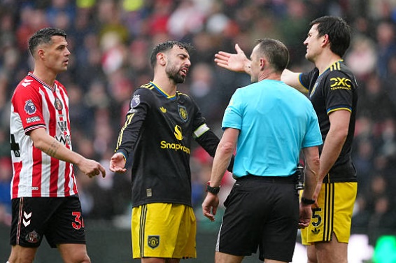 Tiền vệ tấn công: Bruno Fernandes (7.0 điểm) Đội trưởng của Man Utd thường xuyên rơi vào tình trạng đói bóng khi tuyến dưới bị ép sân. Dù vẫn tung ra một vài đường chuyền sáng tạo, Fernandes tỏ ra khá đơn độc trên hàng công và không thể tạo ra đột biến trước hàng thủ được tổ chức tốt của Sunderland.

Tiền vệ cánh trái: Matheus Cunha (6.9 điểm) Hoạt động xông xáo và suýt chút nữa đã trở thành người hùng ở phút bù giờ với cú dứt điểm hiểm hóc nhưng bị thủ môn đối phương từ chối. Anh thi đấu đầy nỗ lực nhưng tấm thẻ vàng vì lỗi ngã vờ ở cuối trận đã làm giảm đi đôi chút ấn tượng về màn trình diễn của anh.

Tiền đạo trung tâm: Joshua Zirkzee (6.4 điểm) Được trao cơ hội đá chính nhưng Zirkzee đã có một ngày thi đấu thất vọng. Tiền đạo người Hà Lan tỏ ra lạc nhịp trong lối chơi chung, bỏ lỡ một cơ hội đánh đầu thuận lợi và thường xuyên để mất bóng trong các tình huống tranh chấp. Việc phải nhận thẻ vàng và bị thay ra sớm là hệ quả tất yếu của một màn trình diễn kém thuyết phục.
