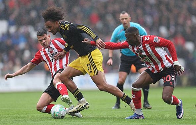 Joshua Zirkzee gây thất vọng trong trận đấu với Sunderland.