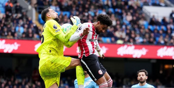 Gianluigi Donnarumma – 7.8/10 điểm: Hoàn thành tốt nhiệm vụ và xử lý bóng gọn gàng.

Matheus Nunes – 7.5/10: Phối hợp ăn ý với Semenyo ở hành lang cánh phải và đối phó tốt với tốc độ của các cầu thủ chạy cánh bên phía Brentford. Nhận một thẻ vàng vì va chạm với Jordan Henderson trong tình huống xô xát cùng Bernardo Silva.

Marc Guehi – 8.4/10: Điềm tĩnh, chắc chắn và không mắc sai lầm ngớ ngẩn sau trận đấu đáng quên trước Everton.

Nathan Ake – 7.8/10: Được tung vào sân thay thế Khusanov; anh thực hiện nhiều đường chuyền lên tuyến giữa và hoàn thành tốt nhiệm vụ phòng ngự.

Nico O’Reilly – 7.3/10: Thường xuyên xâm nhập vòng cấm như thường lệ, nhưng hàng phòng ngự Brentford trong hiệp một đã hạn chế rất tốt tầm ảnh hưởng của anh. Chắc chắn trong khâu phòng ngự nhưng có dấu hiệu xuống sức về cuối trận.

Tijjani Reijnders – 6.9/10: Anh có lẽ đã mong muốn tạo ra tầm ảnh hưởng lớn hơn trong lần hiếm hoi được đá chính, nhưng lại thiếu đi sự sắc bén trong các pha tấn công như cách Cherki vẫn thường làm.

Bernardo Silva – 7/10: Một màn trình diễn đúng chất thủ lĩnh khi anh thúc đẩy tinh thần đồng đội trong hiệp hai, chủ động đòi bóng và chuyền cho Doku ở cánh trái để gây sóng gió lên hàng thủ đối phương.

Rayan Cherki – 6.6/10: Không phải là màn trình diễn ấn tượng nhất, nhưng vẫn có nhiều khoảnh khắc lóe sáng từ "kiến trúc sư trưởng" này.

Antoine Semenyo – 7.1/10: Dù phong độ có phần chững lại sau giai đoạn đầu bùng nổ tại City, nhưng hôm nay anh đã chứng minh giá trị bằng việc đóng vai trò then chốt trong bàn thắng thứ hai quan trọng của đội nhà.

Jeremy Doku – 8.3/10 (Cầu thủ xuất sắc nhất trận): Không còn từ ngữ nào để diễn tả. Quá xuất sắc, cả trong lẫn ngoài khả năng kiểm soát bóng.

Erling Haaland – 8.2/10: Dù đã phải chịu nhiều ức chế với khả năng dứt điểm kém chính xác trong những tháng gần đây, nhưng tiền đạo người Na Uy đã có một bàn thắng chớp nhoáng đầy xứng đáng, trước khi tung ra đường kiến tạo tuyệt vời cho Marmoush ấn định tỷ số.

Chấm điểm màn trình diễn của 2 đội. Ảnh: BongDa.com.vn.