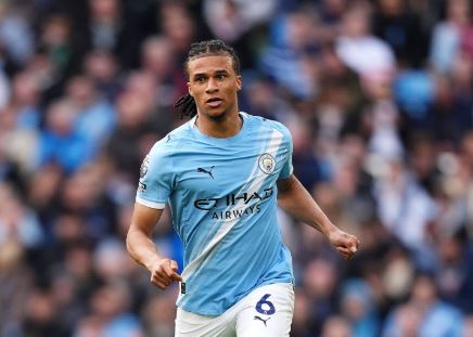 Nathan Ake – 7.8/10: Được tung vào sân thay thế Khusanov; anh thực hiện nhiều đường chuyền lên tuyến giữa và hoàn thành tốt nhiệm vụ phòng ngự.

Nico O’Reilly – 7.3/10: Thường xuyên xâm nhập vòng cấm như thường lệ, nhưng hàng phòng ngự Brentford trong hiệp một đã hạn chế rất tốt tầm ảnh hưởng của anh. Chắc chắn trong khâu phòng ngự nhưng có dấu hiệu xuống sức về cuối trận.

Tijjani Reijnders – 6.9/10: Anh có lẽ đã mong muốn tạo ra tầm ảnh hưởng lớn hơn trong lần hiếm hoi được đá chính, nhưng lại thiếu đi sự sắc bén trong các pha tấn công như cách Cherki vẫn thường làm.

Bernardo Silva – 7/10: Một màn trình diễn đúng chất thủ lĩnh khi anh thúc đẩy tinh thần đồng đội trong hiệp hai, chủ động đòi bóng và chuyền cho Doku ở cánh trái để gây sóng gió lên hàng thủ đối phương.

Rayan Cherki – 6.6/10: Không phải là màn trình diễn ấn tượng nhất, nhưng vẫn có nhiều khoảnh khắc lóe sáng từ "kiến trúc sư trưởng" này.

Antoine Semenyo – 7.1/10: Dù phong độ có phần chững lại sau giai đoạn đầu bùng nổ tại City, nhưng hôm nay anh đã chứng minh giá trị bằng việc đóng vai trò then chốt trong bàn thắng thứ hai quan trọng của đội nhà.

Jeremy Doku – 8.3/10 (Cầu thủ xuất sắc nhất trận): Không còn từ ngữ nào để diễn tả. Quá xuất sắc, cả trong lẫn ngoài khả năng kiểm soát bóng.

Erling Haaland – 8.2/10: Dù đã phải chịu nhiều ức chế với khả năng dứt điểm kém chính xác trong những tháng gần đây, nhưng tiền đạo người Na Uy đã có một bàn thắng chớp nhoáng đầy xứng đáng, trước khi tung ra đường kiến tạo tuyệt vời cho Marmoush ấn định tỷ số.

Chấm điểm màn trình diễn của 2 đội. Ảnh: BongDa.com.vn.
