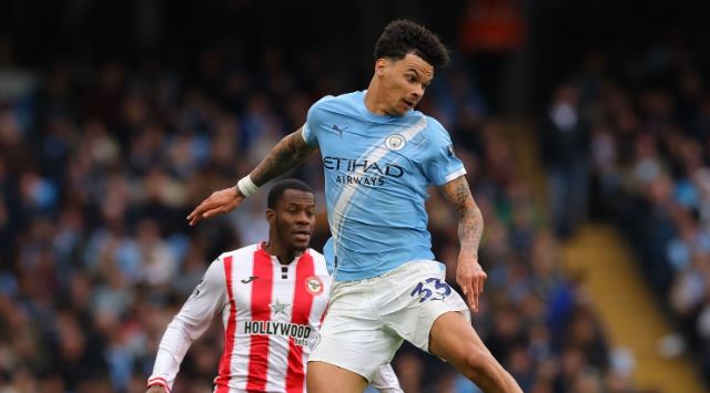 Nico O’Reilly – 7.3/10: Thường xuyên xâm nhập vòng cấm như thường lệ, nhưng hàng phòng ngự Brentford trong hiệp một đã hạn chế rất tốt tầm ảnh hưởng của anh. Chắc chắn trong khâu phòng ngự nhưng có dấu hiệu xuống sức về cuối trận.

Tijjani Reijnders – 6.9/10: Anh có lẽ đã mong muốn tạo ra tầm ảnh hưởng lớn hơn trong lần hiếm hoi được đá chính, nhưng lại thiếu đi sự sắc bén trong các pha tấn công như cách Cherki vẫn thường làm.

Bernardo Silva – 7/10: Một màn trình diễn đúng chất thủ lĩnh khi anh thúc đẩy tinh thần đồng đội trong hiệp hai, chủ động đòi bóng và chuyền cho Doku ở cánh trái để gây sóng gió lên hàng thủ đối phương.

Rayan Cherki – 6.6/10: Không phải là màn trình diễn ấn tượng nhất, nhưng vẫn có nhiều khoảnh khắc lóe sáng từ "kiến trúc sư trưởng" này.

Antoine Semenyo – 7.1/10: Dù phong độ có phần chững lại sau giai đoạn đầu bùng nổ tại City, nhưng hôm nay anh đã chứng minh giá trị bằng việc đóng vai trò then chốt trong bàn thắng thứ hai quan trọng của đội nhà.

Jeremy Doku – 8.3/10 (Cầu thủ xuất sắc nhất trận): Không còn từ ngữ nào để diễn tả. Quá xuất sắc, cả trong lẫn ngoài khả năng kiểm soát bóng.

Erling Haaland – 8.2/10: Dù đã phải chịu nhiều ức chế với khả năng dứt điểm kém chính xác trong những tháng gần đây, nhưng tiền đạo người Na Uy đã có một bàn thắng chớp nhoáng đầy xứng đáng, trước khi tung ra đường kiến tạo tuyệt vời cho Marmoush ấn định tỷ số.

Chấm điểm màn trình diễn của 2 đội. Ảnh: BongDa.com.vn.