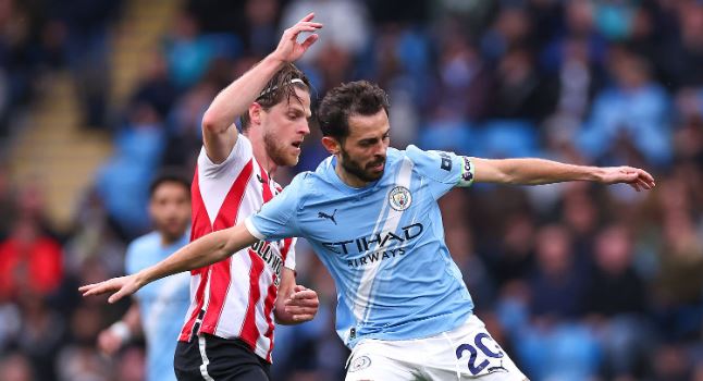 Bernardo Silva – 7/10: Một màn trình diễn đúng chất thủ lĩnh khi anh thúc đẩy tinh thần đồng đội trong hiệp hai, chủ động đòi bóng và chuyền cho Doku ở cánh trái để gây sóng gió lên hàng thủ đối phương.

Rayan Cherki – 6.6/10: Không phải là màn trình diễn ấn tượng nhất, nhưng vẫn có nhiều khoảnh khắc lóe sáng từ "kiến trúc sư trưởng" này.

Antoine Semenyo – 7.1/10: Dù phong độ có phần chững lại sau giai đoạn đầu bùng nổ tại City, nhưng hôm nay anh đã chứng minh giá trị bằng việc đóng vai trò then chốt trong bàn thắng thứ hai quan trọng của đội nhà.

Jeremy Doku – 8.3/10 (Cầu thủ xuất sắc nhất trận): Không còn từ ngữ nào để diễn tả. Quá xuất sắc, cả trong lẫn ngoài khả năng kiểm soát bóng.

Erling Haaland – 8.2/10: Dù đã phải chịu nhiều ức chế với khả năng dứt điểm kém chính xác trong những tháng gần đây, nhưng tiền đạo người Na Uy đã có một bàn thắng chớp nhoáng đầy xứng đáng, trước khi tung ra đường kiến tạo tuyệt vời cho Marmoush ấn định tỷ số.

Chấm điểm màn trình diễn của 2 đội. Ảnh: BongDa.com.vn.
