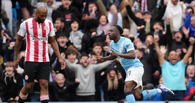 Jeremy Doku thắp lên hy vọng cho Man City trong cuộc đua với Arsenal.