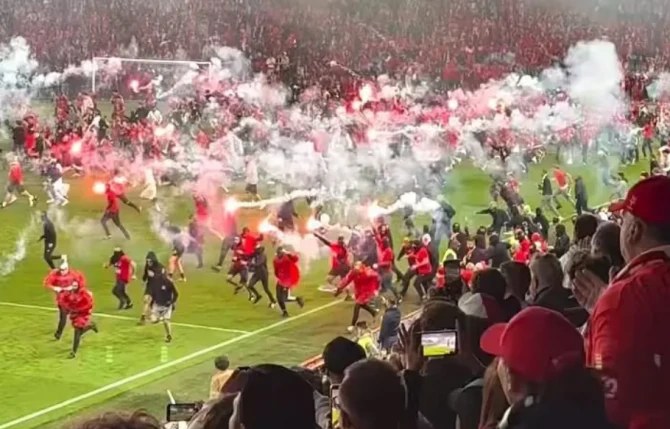 Ảnh bài viết Slavia Prague nguy cơ mất ngôi vương vì CĐV làm bạo loạn