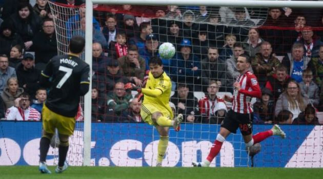 Ảnh bài viết Từ kẻ bị Ruben Amorim ngó lơ đến trụ cột khung gỗ Man Utd