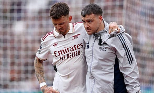 Ben White rời sân giữa chừng ở trận đấu với West Ham.