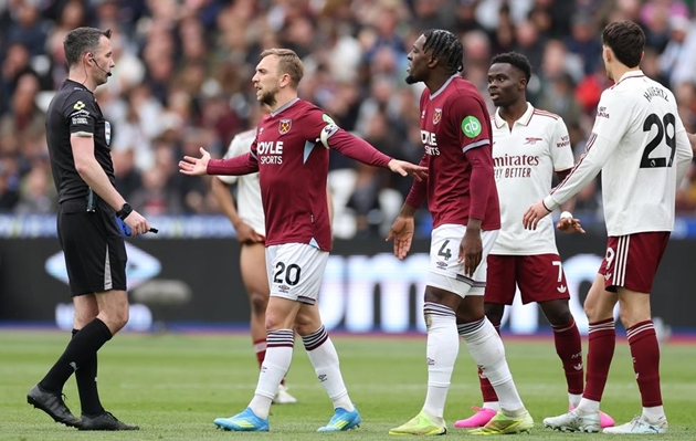 West Ham thoát phạt đền đầy tranh cãi ở trận đấu với Arsenal.