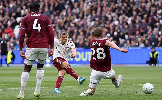 Leandro Trossard ghi bàn duy nhất giúp Arsenal hạ West Ham.