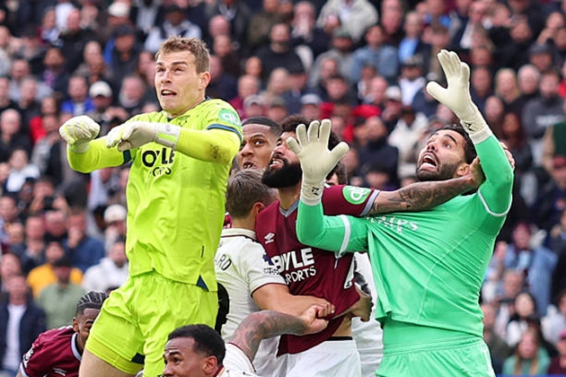 West Ham bị tước bàn thắng sau tình huống lộn xộn.
