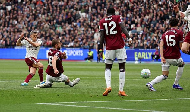 Leandro Trossard giúp Arsenal đánh bại West Ham với tỷ số tối thiểu.