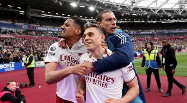 Ảnh bài viết Gary Neville: "Tên Arsenal đã được khắc trên cúp vô địch"