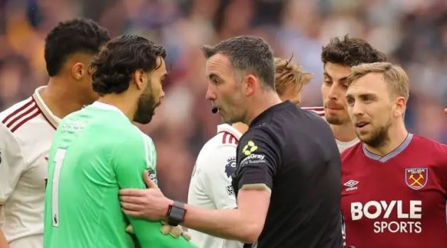 Tranh cãi nổ ra trong chiến thắng của Arsenal.