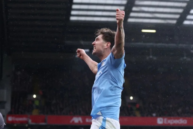 Everton muốn tái hợp với trung vệ Stones.