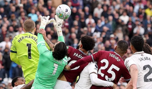 Ảnh bài viết Schmeichel chỉ trích dữ dội VAR vì tước bàn thắng của West Ham