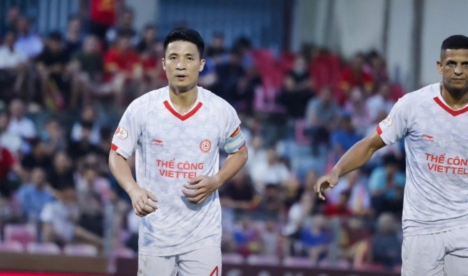 Tiến Dũng lập cú đúp bàn thắng.