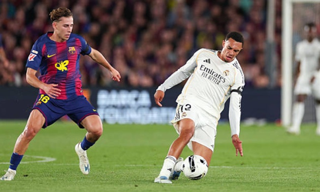 Trent Alexander-Arnold (5.9): Hậu vệ người Anh chơi khá tốt trong các tình huống đối đầu 1 vs 1 và có những đường chuyền dài vượt tuyến mang thương hiệu cá nhân. Tuy nhiên, khả năng cảnh giác trước các pha bóng bổng của anh vẫn là dấu hỏi lớn.