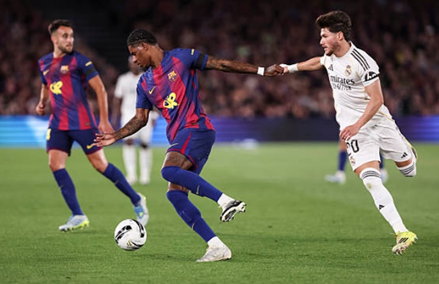 Fran Garcia (6.0): Có một cuộc đối đầu trực diện đầy thú vị với Rashford bên hành lang cánh. Garcia đã có những khoảnh khắc chơi tốt nhưng chỉ thực sự dễ thở hơn khi Rashford rời sân.

Aurelien Tchouameni (6.2): Trở lại sau một tuần đầy sóng gió vì scandal hậu trường, tiền vệ người Pháp thi đấu tròn vai nhưng không thể khỏa lấp được khoảng trống mà tuyến giữa Barca tạo ra.


Eduardo Camavinga (5.8): Vẫn là một "chiến binh" năng nổ với những pha tắc bóng quyết liệt, nhưng Camavinga lại thiếu đi sự đột biến trong những tình huống dâng cao hỗ trợ tấn công.


Jude Bellingham (6.0): Điểm sáng lớn của Real Madrid. Bellingham có nhiều pha thâm nhập vòng cấm thông minh và đã một lần đưa được bóng vào lưới nhưng không được công nhận vì lỗi việt vị.

Brahim Diaz (6.1): Rất nỗ lực trong các tình huống đột phá cá nhân, song những quyết định cuối cùng của tiền vệ này thường thiếu đi độ chuẩn xác cần thiết.

Vinicius Junior (6.2): Một trận đấu im hơi lặng tiếng lạ thường của siêu sao người Brazil. Dù vẫn hoạt động rất rộng nhưng anh không có lấy một cơ hội dứt điểm thực sự rõ ràng về phía khung thành đối phương.

Gonzalo Garcia (6.2): Dù ít khi có bóng để dứt điểm, nhưng cầu thủ trẻ này xứng đáng nhận được lời khen ngợi bởi tinh thần chiến đấu bền bỉ và khả năng pressing tầm cao không mệt mỏi.