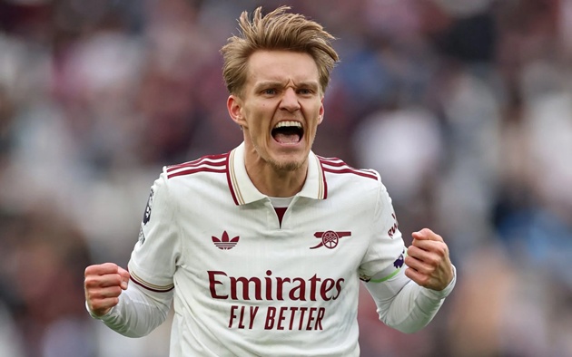 Odegaard tạo khác biệt sau khi vào sân.
