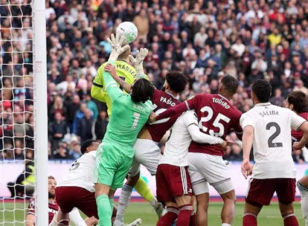 Tình huống dẫn đến bàn thắng bị tước của West Ham.