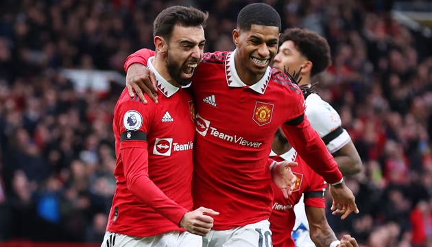 Bruno Fernandes động viên Marcus Rashford.