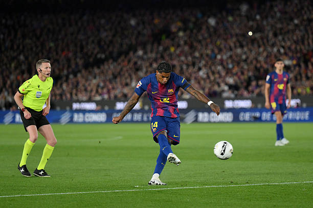 Rashford lập siêu phẩm trong ngày Barcelona vô địch.