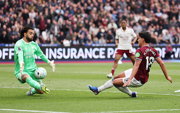 Dù bỏ lỡ cơ hội ghi bàn, Fernandes vẫn gây ấn tượng mạnh trước Arsenal.