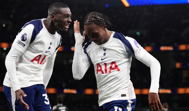 Ảnh bài viết Mathys Tel lập siêu phẩm, Tottenham đánh rơi chiến thắng trước Leeds