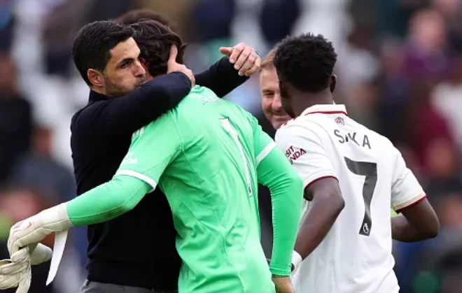 Ảnh bài viết Carragher khen Arteta dũng cảm khi chọn Raya, loại Ramsdale