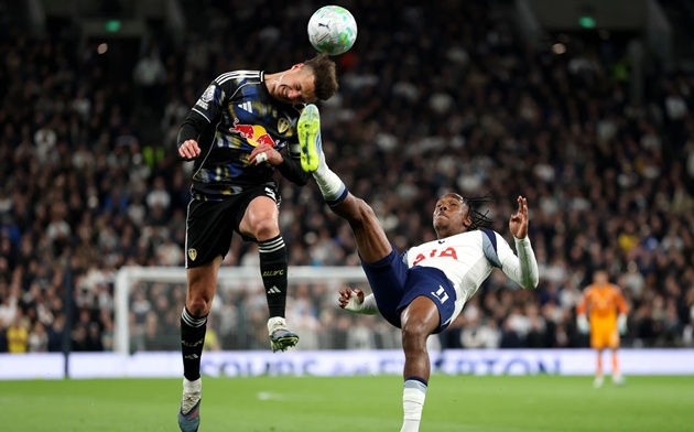 Tel khiến Spurs bị thổi penalty.