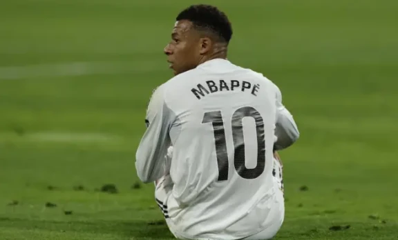 Mbappe có những hành động gây tranh cãi ngay giữa 'tâm bão'.